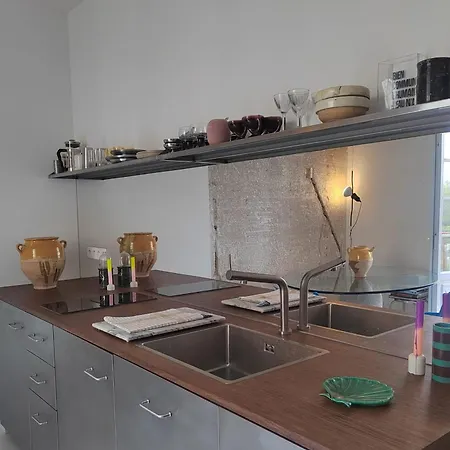 With Balcony 2 Steps From The شقة